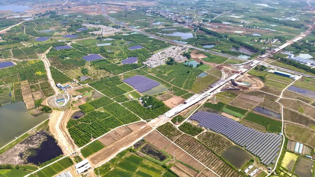 闲置坑塘变身“聚光盆”|bwin必赢线路检测中心安徽肥东一期134MW项目成功并网发电！