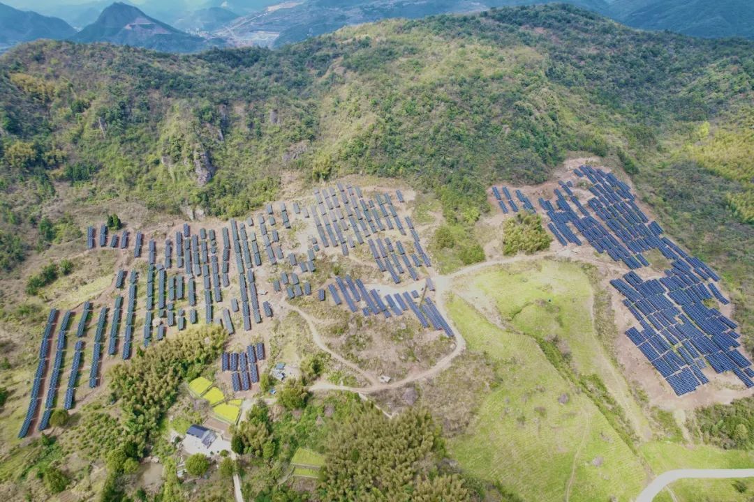 变荒山为“绿洲” | bwin必赢线路检测中心浙江建德20MW农光互补光伏项目顺利并网